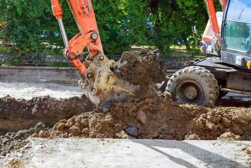 挖掘机在沙坑中土方工程照片-正版商用图片03psov-摄图新视界