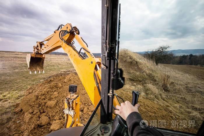 挖掘机在现场进行土方工程照片-正版商用图片0nu9oj-摄图新视界